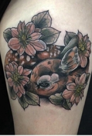 女生大腿上彩绘抽象线条植物花朵和动物鹿纹身图片