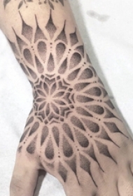 女生手臂上黑灰素描点刺技巧创意唯美梵花花纹纹身图片