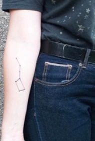 女生手臂上黑色线条文艺七星阵纹身图片