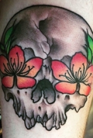 男生大腿上彩绘水彩素描唯美花朵骷髅纹身图片