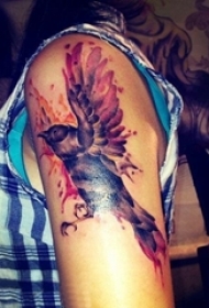 女生手臂上彩绘渐变简单线条小动物鸟纹身图片