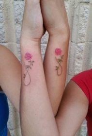 闺蜜手臂上彩绘水彩素描文艺唯美花朵纹身图片