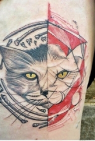 女生大腿上彩绘简单抽象线条拼接小动物猫咪纹身图片