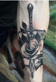 男生手臂上黑灰素描点刺技巧创意玫瑰匕首纹身图片