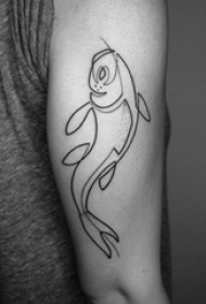 男生手臂上黑色线条创意文艺鱼纹身图片
