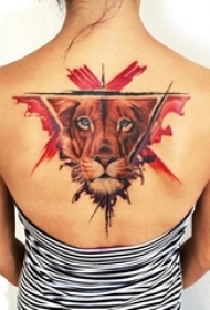 女生背部彩绘水彩素描创意几何元素霸气狮子头纹身图片