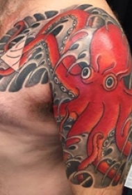 男生手臂上彩绘水彩素描擦创意章鱼纹身图片