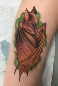 男生手臂上彩绘简单线条小动物蝙蝠纹身图片