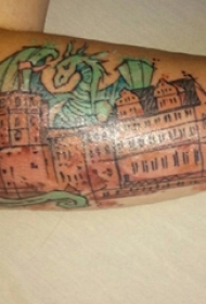 男生手臂上彩绘几何线条建筑和火龙纹身图片