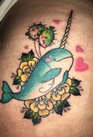 男生肩部彩绘简单线条植物花朵和鲸鱼纹身图片