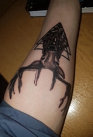 女生大腿上黑色点刺几何简单线条小动物麋鹿纹身图片