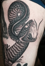 男生手臂上黑色点刺抽象线条动物蛇纹身图片