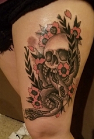 女生大腿上彩绘水彩唯美花朵创意骷髅纹身图片