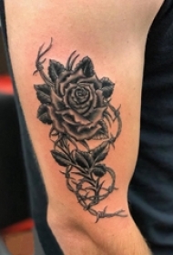 男生手臂上黑色点刺抽象线条创意植物花朵玫瑰纹身图片