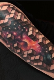 男生手臂上彩绘水彩素描创意星空元素立体纹身图片