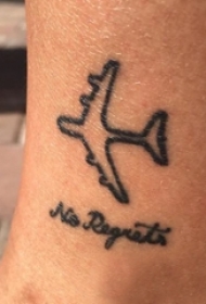 男生手臂上黑色线条创意可爱小飞机纹身图片