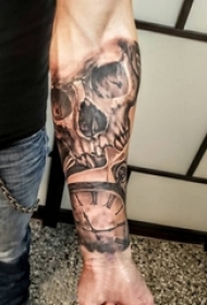 男生手臂上黑灰点刺抽象线条时钟和骷髅纹身图片