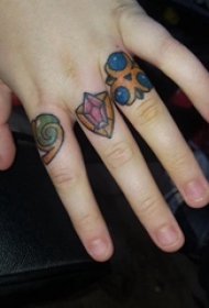 女生手指上彩绘几何抽象线条创意戒指纹身图片