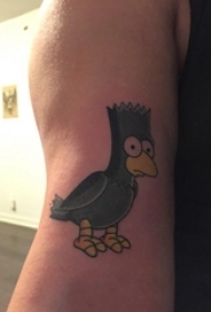 男生手臂上彩绘简单线条卡通小动物乌鸦纹身图片