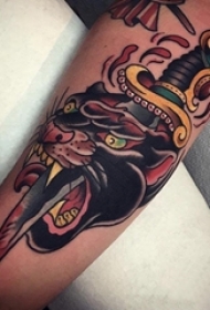 男生手臂上彩绘抽象线条小动物豹子和匕首纹身图片