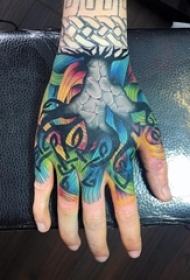 男生手背上彩绘水彩素描创意藤蔓纹身图片