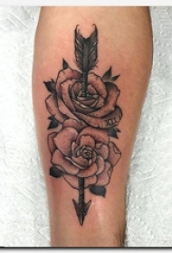 男生手臂上黑灰素描点刺技巧创意箭与玫瑰纹身图片