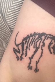 男生大腿上黑色抽象线条小动物骷髅骨架纹身图片