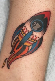 男生手臂上彩绘水彩素描创意火箭纹身图片