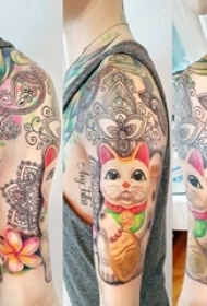 男生手臂上彩绘水彩素描创意可爱招财猫纹身图片