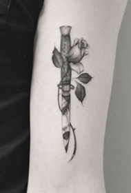 女生手臂上哈哈点刺简单线条植物花朵和匕首纹身图片