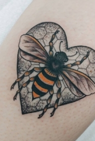 男生手臂上彩绘点刺简单线条心形和昆虫蜜蜂纹身图片