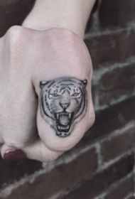 女生手指上黑色素描创意恐怖老虎纹身图片