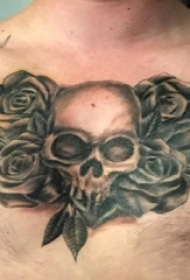 男生胸口上黑灰素描创意骷髅和玫瑰纹身图片