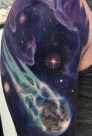 男生手臂上彩绘渐变简单线条宇宙星空纹身图片