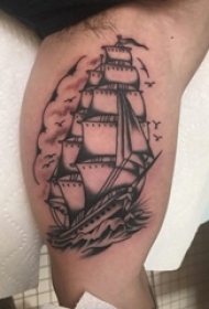 男生手臂上黑灰素描点刺技巧创意帆船纹身图片