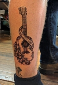 男生小腿上黑色线条文艺精致吉他纹身图片