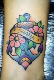 女生小腿上彩绘植物花朵和船锚纹身图片