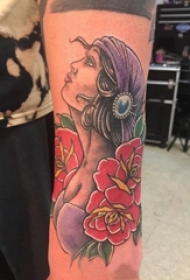 女生手臂上彩绘植物花朵和人物肖像吉普赛女孩纹身图片