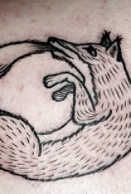 男生后肩上黑色简单线条小动物狐狸纹身图片