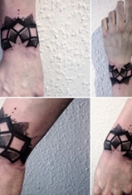 男生手臂上黑灰素描点刺技巧几何元素创意手环纹身图片