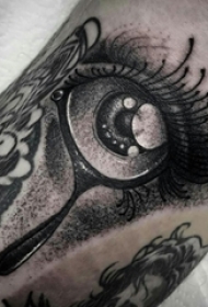 男生手臂上黑灰素描点刺技巧创意文艺眼睛纹身图片