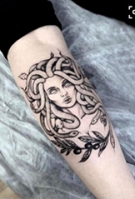 男生手臂上黑灰素描创意霸气杜丽莎纹身图片
