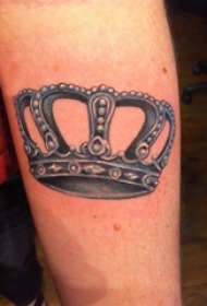男生手臂上彩绘水彩素描创意文艺皇冠纹身图片