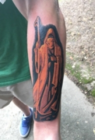 男生手臂上彩绘抽象线条个性人物肖像纹身图片