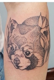 男生手臂上黑色点刺简单线条小动物纹身图片