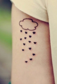 女生手臂上黑色线条创意文艺精致云朵纹身图片