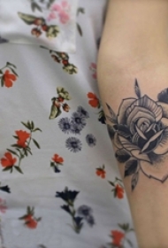 女生手臂上黑色点刺简单线条文艺植物花朵纹身图片