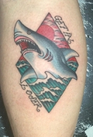 男生手臂上彩绘几何抽象线条小动物鲨鱼纹身图片