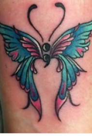 女生手臂上彩绘水彩素描创意文艺蝴蝶冒号纹身图片