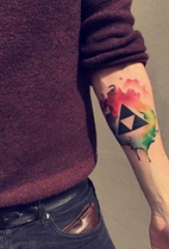 男生手臂上彩绘泼墨几何元素三角形纹身图片
